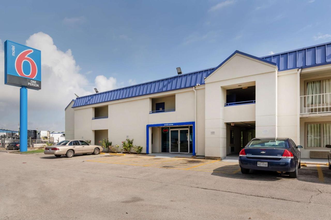 Hotel 6-houston, Tx - East Houston