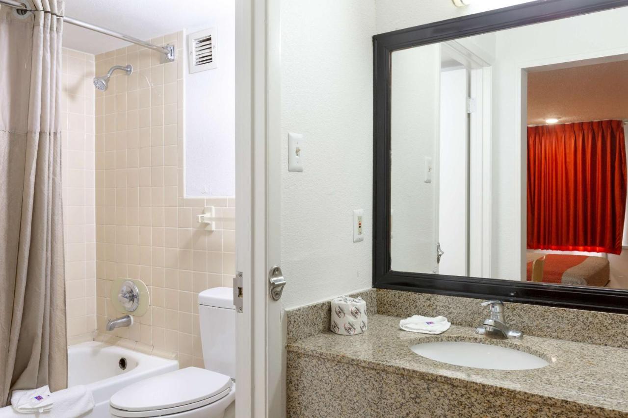 Hotel 6-houston, Tx - East 2*